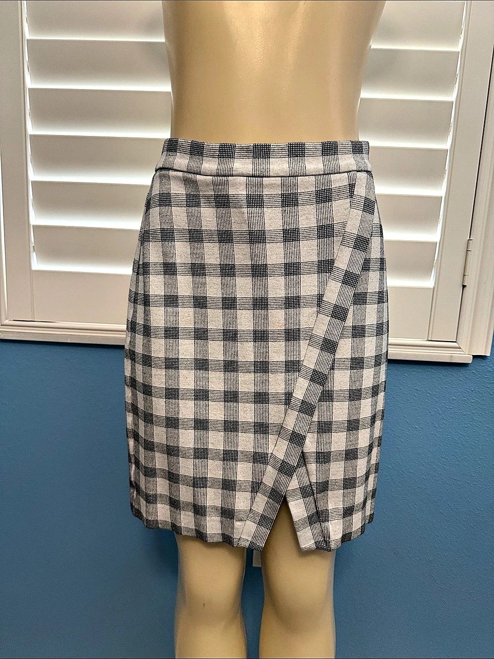 Cabi Valentina Plaid Skirt Plaid Pencil Skirt in Gray & Black Size 8 Like New